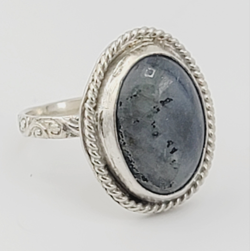 LABRADORITE ROUND RING WITH EMBOSSED RING BAND HANDMADE IN STERLING SILVER 8.5 - Picture 2 of 6